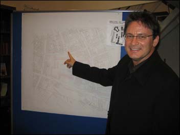 Bürgermeister Peter Finger am Plan der Ermekeilkaserne, während der Infoveranstaltung vom 02.03.2006 im Gemeindesaal der Lutherkirchengemeinde